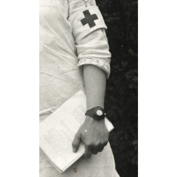 Magyar ápolónő különös órában, vöröskeresztes karszalaggal, 1. világháború, 1917, 1910-es évek, Eredeti fotó, papírkép.  