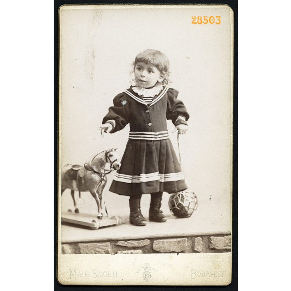 Mai és Szigeti műterem, Budapest, elegáns kislány labdával, játéklóval, portré, 1890-es évek, Eredeti CDV, vizitkártya fotó.  