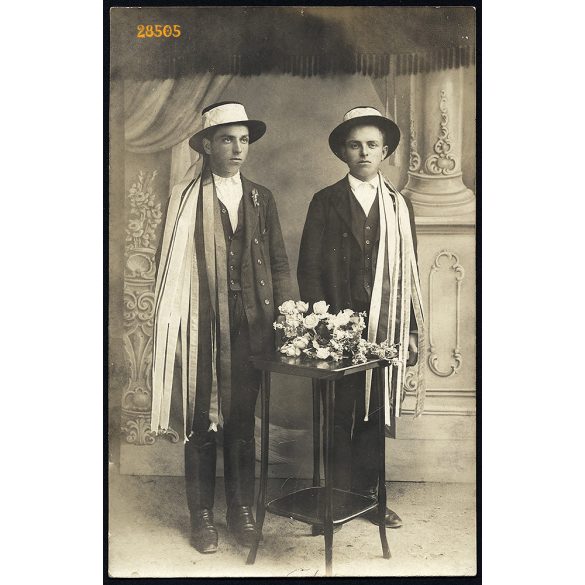 Regruták, magyar fiúk ünneplőben, virágokkal, szalagos kalapban, csizmában, 1920-as évek, Eredeti fotó, papírkép.   