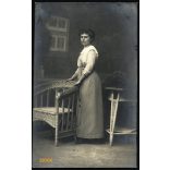 Dunky műterem, Kolozsvár, Erdély, elegáns hölgy fotellal, különös festett háttér,  1910-es évek, Eredeti fotó, papírkép.  