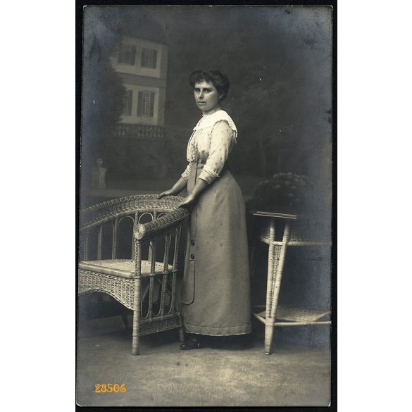 Dunky műterem, Kolozsvár, Erdély, elegáns hölgy fotellal, különös festett háttér,  1910-es évek, Eredeti fotó, papírkép.  