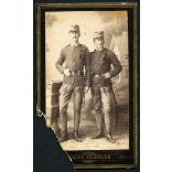 Császár műterem, Kolozsvár, Erdély, magyar katonák egyenruhában, különös festett háttér előtt. 1880-as évek, Eredeti CDV, vizitkártya fotó, bal alsó sarka hiányos.  
