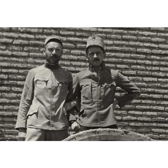 Magyar katonák, hadifoglyok Oroszországban, egyenruha, 1. világháború, szamaras kordé, 1910-es évek, Eredeti nagyobb méretű kartonra kasírozott ritka fotó, papírkép, bal alsó sarka sérült. 