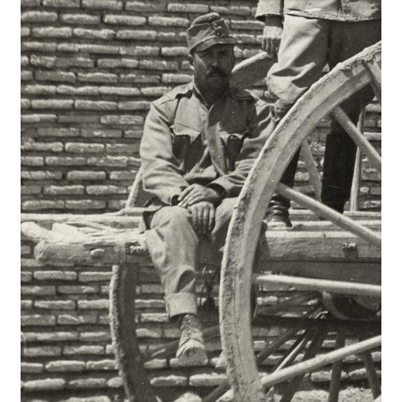 Magyar katonák, hadifoglyok Oroszországban, egyenruha, 1. világháború, szamaras kordé, 1910-es évek, Eredeti nagyobb méretű kartonra kasírozott ritka fotó, papírkép, bal alsó sarka sérült. 