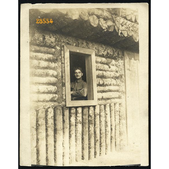 Magyar katona rönkfaházban, 1. világháború, "Kellemes húsvéti ünnepeket kíván Józsi", keleti hadszíntér, egyenruha, 1918. március 26, 1910-es évek, Eredeti fotó, papírkép. 