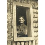 Magyar katona rönkfaházban, 1. világháború, "Kellemes húsvéti ünnepeket kíván Józsi", keleti hadszíntér, egyenruha, 1918. március 26, 1910-es évek, Eredeti fotó, papírkép. 