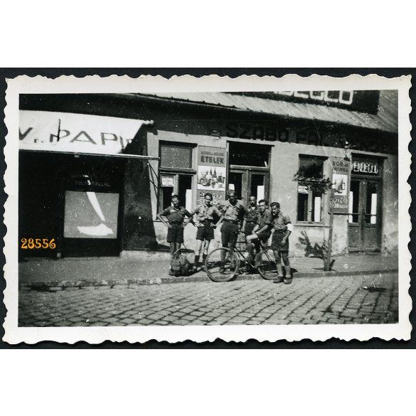 Cserkészek kerékpárral, Szabó Pál vendéglője előtt, egyenruha, kocsma,  1930-as évek, Eredeti fotó, papírkép. 
