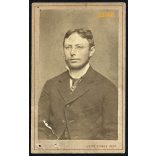 Straub műterem, Pest, szemüveges férfi portréja, (László József zimonyi hivatalnok), 1860-as évek, Eredeti CDV, vizitkártya fotó, bal alsó sarka sérült.   