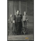 Ismeretlen műterem, kisfiú édesanyjával, katona sapka, játék ló, festett háttér,  1910-es évek, Eredeti fotó, papírkép.   