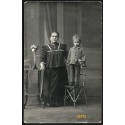   Ismeretlen műterem, kisfiú édesanyjával, katona sapka, játék ló, festett háttér,  1910-es évek, Eredeti fotó, papírkép.   