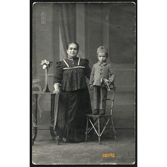Ismeretlen műterem, kisfiú édesanyjával, katona sapka, játék ló, festett háttér,  1910-es évek, Eredeti fotó, papírkép.   