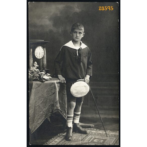 Hungária műterem, Budapest, elegáns iskolás fiú matróz ruhában, sétapálcával, asztali órával, 1900-as évek, Eredeti fotó, papírkép.  