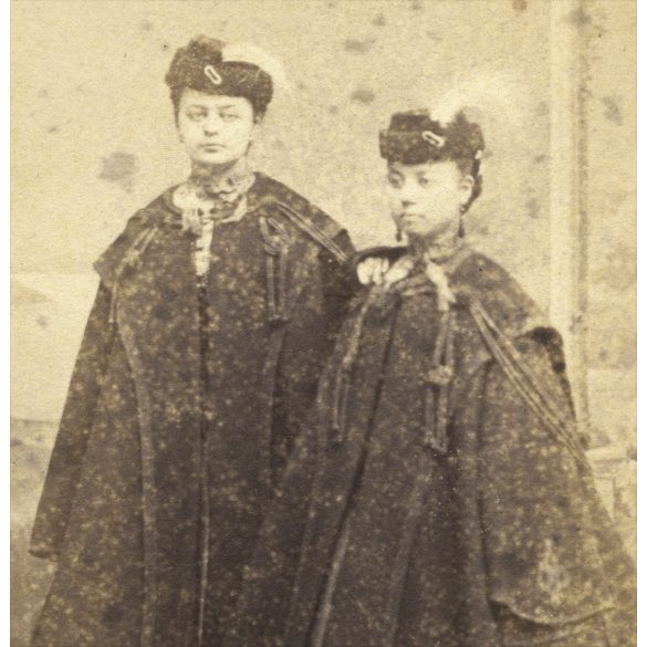 Tauffer műterem, Kolozsvár, Erdély, ’Berta és Leontine’ lányok különös református (?) ruhában, kalapban, 1867. március 24-én, 1860-as évek, Eredeti CDV, vizitkártya fotó Láposi Rózának ajánlva, felüle