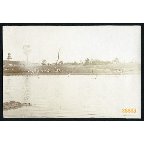 Magyar katonák fürdenek a folyóban, keleti hadszíntér, 1. világháború, 1910-es évek, Eredeti fotó, papírkép. 