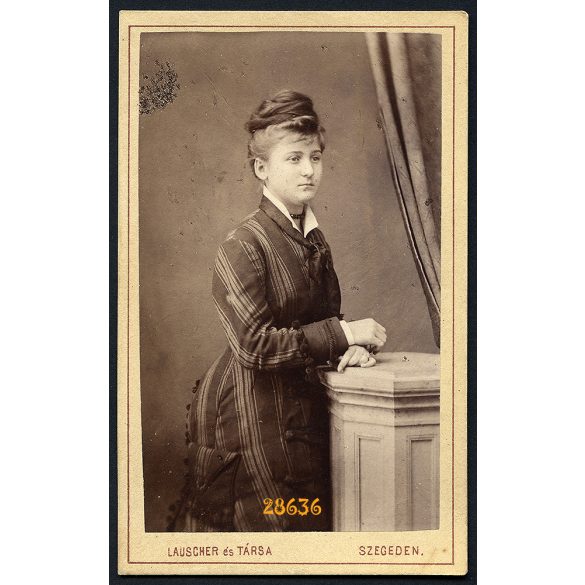 Lauscher és Társa műterem, Szeged, elegáns hölgy különös csíkos ruhában, 1870-es évek, Eredeti CDV, vizitkártya fotó.