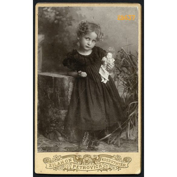 Petrovich műterem, Zilah, Erdély, elegáns kislány gyönyörű babával, különös háttér, 1890-es évek, Eredeti CDV, vizitkártya fotó.  