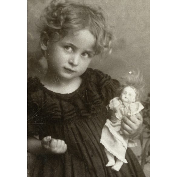 Petrovich műterem, Zilah, Erdély, elegáns kislány gyönyörű babával, különös háttér, 1890-es évek, Eredeti CDV, vizitkártya fotó.  