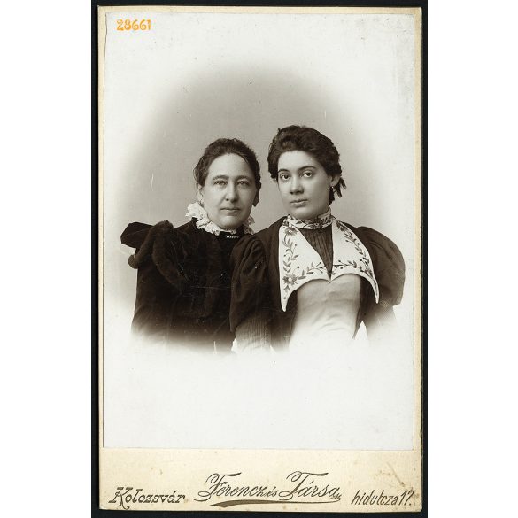 Ferencz és társa műterem, Kolozsvár, Erdély, Klapszia Arthurné, szül. Korossy Fanny és testvére, Ludmilla, gyönyörű ruhák, portré, 1880-as évek, Eredeti kabinetfotó.   