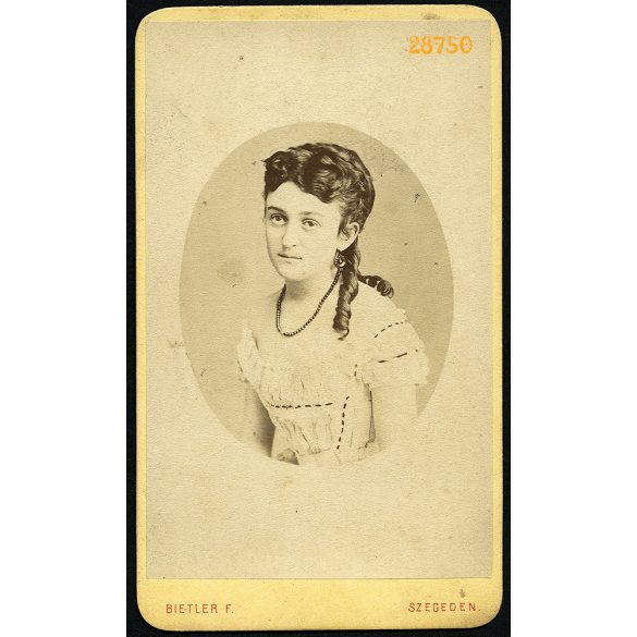 Bietler műterem, Szeged,  fiatal hölgy nyaklánccal, 'Iluska nővérem' (az eredeti albumon feliratozva), portré, 1860-as évek, Eredeti CDV, korai vizitkártya fotó.   