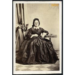   Mayer és Bietler műterem, Szeged, 'Vékes nagymama' (az eredeti albumon felitatozva), idős hölgy gyönyörű ruhában, 1850-es évek, Eredeti CDV, korai vizitkártya fotó. 