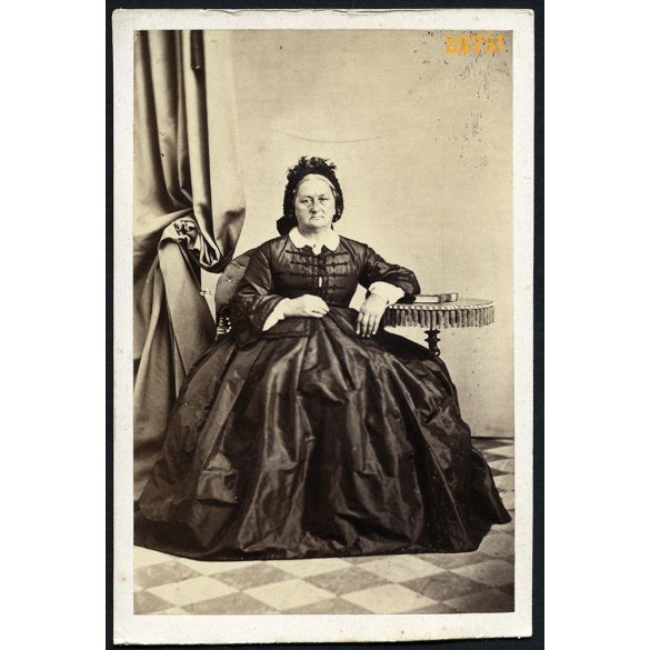 Mayer és Bietler műterem, Szeged, 'Vékes nagymama' (az eredeti albumon felitatozva), idős hölgy gyönyörű ruhában, 1850-es évek, Eredeti CDV, korai vizitkártya fotó. 