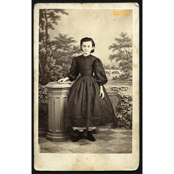 Mayer és Bietler műterem, Szeged, fiatal karcsú lány portréja, 'Iluska' (az eredeti albumon feliratozva), 1860-as évek, Eredeti CDV, vizitkártya fotó gyönyörű festett háttérrel.  