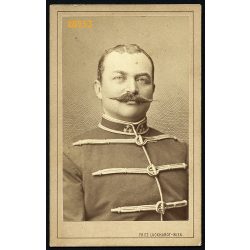   Professor Fritz Luckhardt műterme, Bécs, Ausztria, magyar katonatiszt gyönyörű egyenruhában, bajusszal, 'Tagányi' (az eredeti albumon feliratozva), 1880-as évek, Eredeti CDV, vizitkártya fotó.  