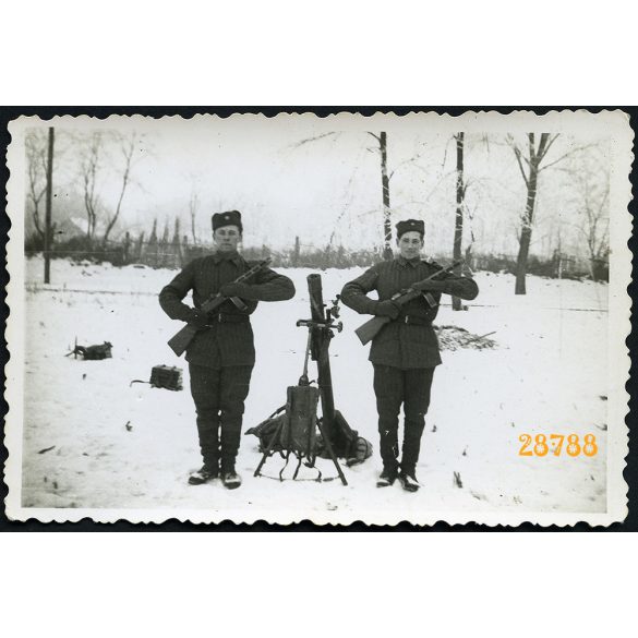 Magyar katonák fegyverekkel, egyenruha, Kondoros, pufajka, 1958, 1950-es évek, Eredeti fotó, papírkép.   