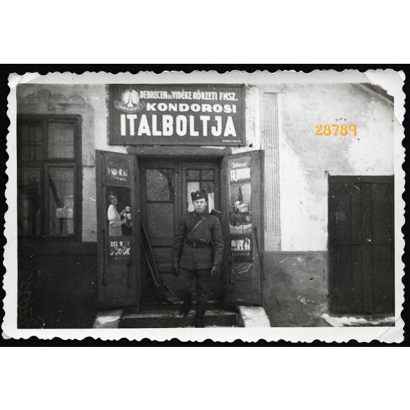 Kondorosi italbolt, kocsma, üzlet, kirakat, Magyar katona fegyverrel, egyenruha, pufajka, Kondoros, 1950-es évek, Eredeti fotó, papírkép. 