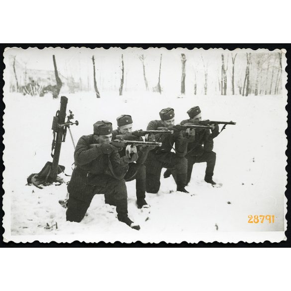 Magyar katonák fegyverekkel, egyenruha, Kondoros, 1950-es évek, Eredeti fotó, papírkép.  
