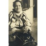 Könnyű műterem, Pécs, hölgy egzotikus, különös (bosnyák?) népviseletben, 1920-as évek, Eredeti, pecséttel jelzett fotó, papírkép.  