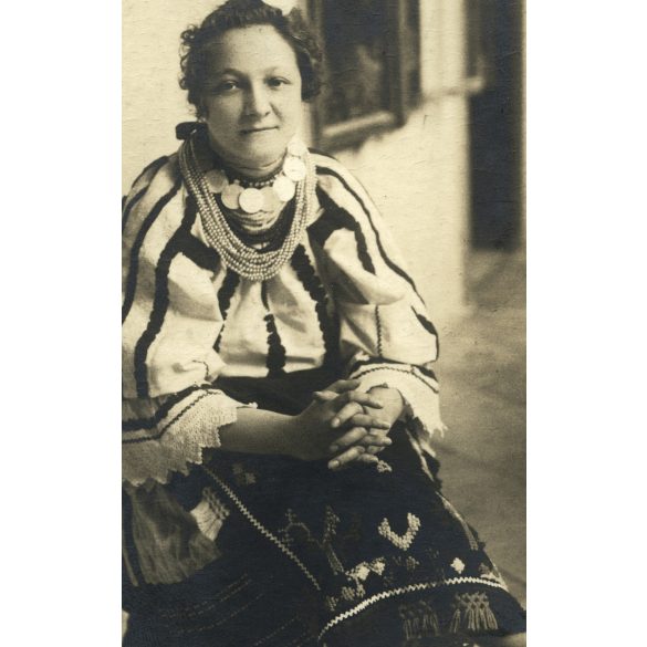 Könnyű műterem, Pécs, hölgy egzotikus, különös (bosnyák?) népviseletben, 1920-as évek, Eredeti, pecséttel jelzett fotó, papírkép.  