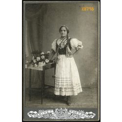   Ismeretlen műterem,  fiatal hölgy magyaros ruhában, gyöngy, ékszer, copf, portré, 1890-es évek, Eredeti kabinetfotó gyönyörű hátlappal.  
