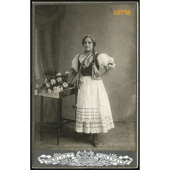 Ismeretlen műterem,  fiatal hölgy magyaros ruhában, gyöngy, ékszer, copf, portré, 1890-es évek, Eredeti kabinetfotó gyönyörű hátlappal.  