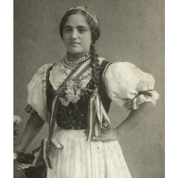 Ismeretlen műterem,  fiatal hölgy magyaros ruhában, gyöngy, ékszer, copf, portré, 1890-es évek, Eredeti kabinetfotó gyönyörű hátlappal.  