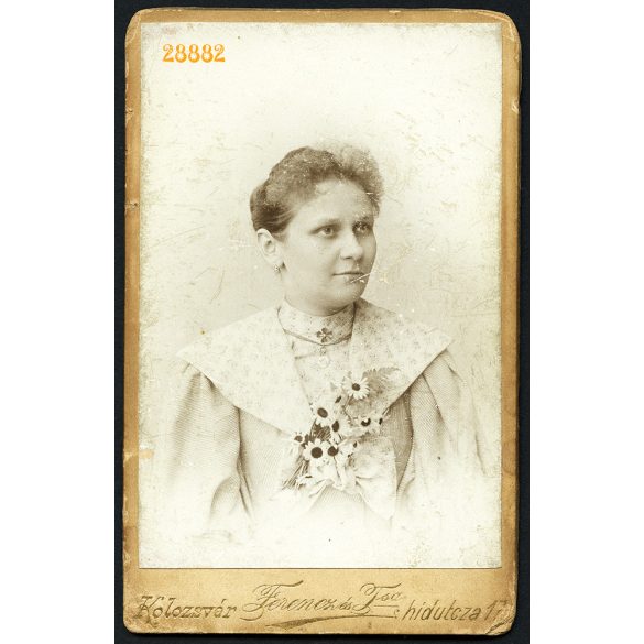 Ferencz és Társa műterem, Kolozsvár, Erdély, elegáns hölgy virágokkal, 1880-as évek, Eredeti CDV, vizitkártya fotó.  