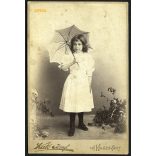 Kató műterem, Kolozsvár, Erdély,   kislány napernyővel, portré, 1880-as évek, Eredeti kabinetfotó.