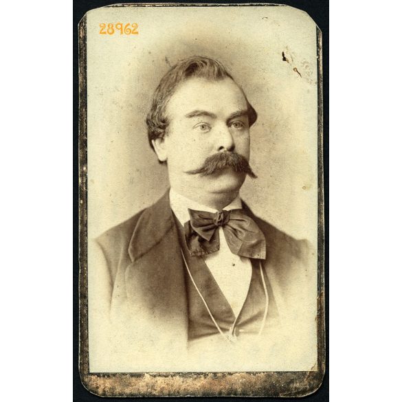 Simonyi Antal műterme, Pest, elegáns férfi bajusszal, 1860-as évek, Eredeti CDV, vizitkártya fotó, sarkai vágottak.  