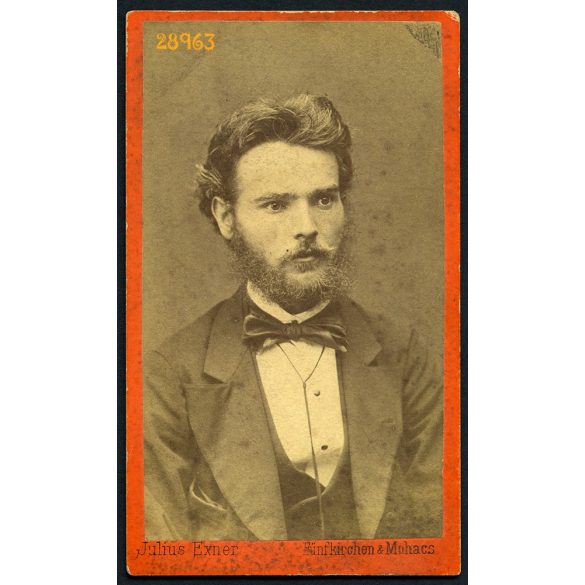 Exner Gyula műterme, Pécs, elegáns férfi bajusszal, szakállal, csokornyakkendő, 1870-es évek, Eredeti CDV, vizitkártya fotó ritka színes kartonon.   