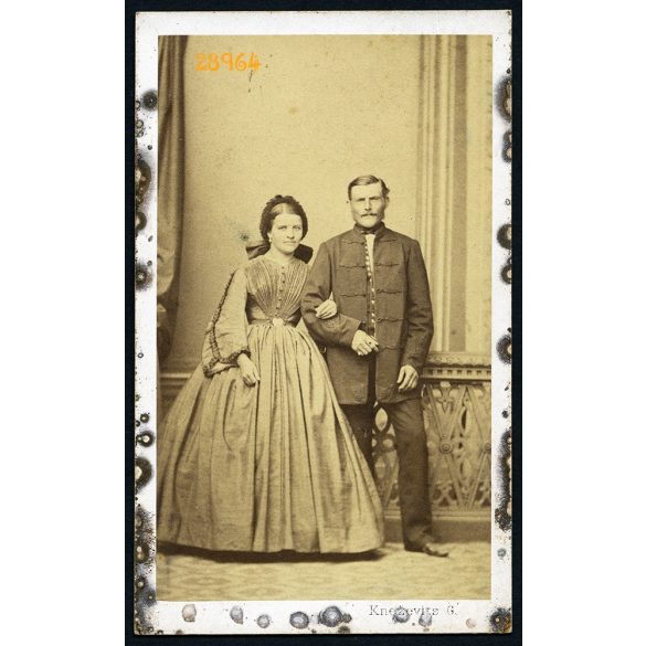 Knezevits 'üveg Csarnoka', Pécs, elegáns házaspár, magyaros ruha, 1850-es évek, Eredeti korai CDV, vizitkártya fotó, széle foltos. 