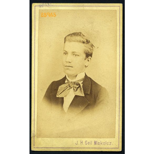 Geil műterem, Miskolc, elegáns fiú portréja, 1860-as évek, Eredeti CDV, vizitkártya fotó, hátulja sérült.   