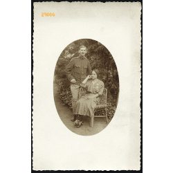   Elegáns hölgy vöröskeresztes érdemrenddel, magyar katona egyenruhában, 1. világháború, 1910-es évek, Eredeti fotó, papírkép. 