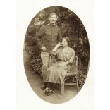 Elegáns hölgy vöröskeresztes érdemrenddel, magyar katona egyenruhában, 1. világháború, 1910-es évek, Eredeti fotó, papírkép. 