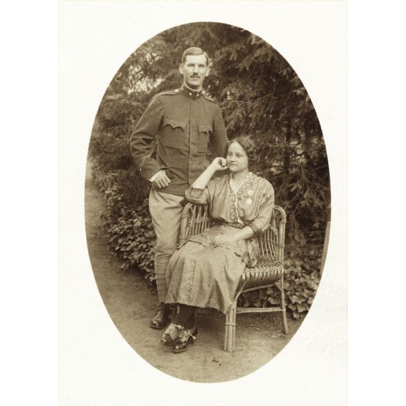 Elegáns hölgy vöröskeresztes érdemrenddel, magyar katona egyenruhában, 1. világháború, 1910-es évek, Eredeti fotó, papírkép. 