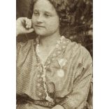 Elegáns hölgy vöröskeresztes érdemrenddel, magyar katona egyenruhában, 1. világháború, 1910-es évek, Eredeti fotó, papírkép. 