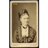 Kozmata műterem, Budapest, elegáns nő gyönyörű hajjal, medállal, 1880-as évek, Eredeti CDV, vizitkártya fotó.  