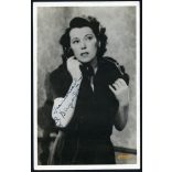 Bajor Gizi színésznő 'A szűz és a gödölye' című filmben, művész portré, 1941. Eredeti film-fotólap, papírkép a művésznő eredeti aláírásával.   