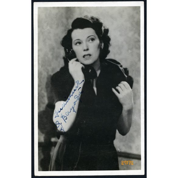 Bajor Gizi színésznő 'A szűz és a gödölye' című filmben, művész portré, 1941. Eredeti film-fotólap, papírkép a művésznő eredeti aláírásával.   