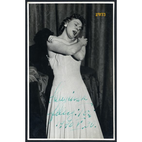Fellegi Teri, születési nevén Gfellner Teréz színésznő, sanzonénekesnő, művész portré, 1940, 1940-es évek. Eredeti fotólap, papírkép a művésznő eredeti aláírásával.   