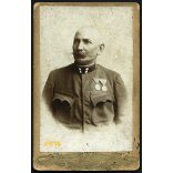 Braun műterem, Erzsébetfalva, katona egyenruhában, érdemrendekkel, bajusszal, 1900-as évek, Eredeti CDV, vizitkártya fotó.   